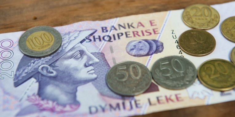 Leku fiton terren ndaj valutave, ne renie te theksuar euro, dollari dhe paundi